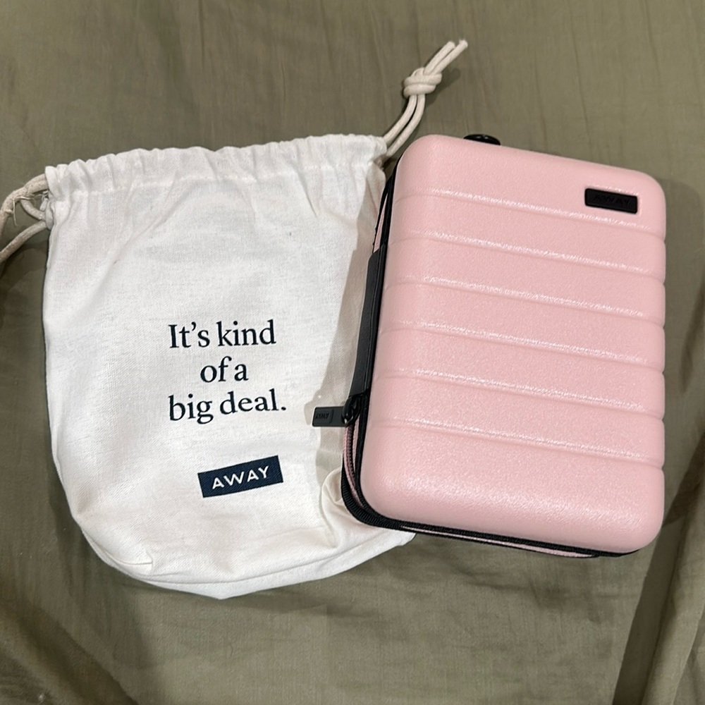 🩷 Mini Away Travel Case 🩷